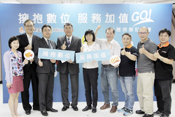 【新聞圖片二】 台灣微軟希望藉與伊甸建立策略夥伴關係，並透過本次捐贈，協助伊甸創造嶄新服務模式、加速數位轉型、提升服務能量，創造更大公眾利益。左起為台灣微軟公共暨法律事務部協理 於慧堅 、台灣微軟公共暨法律事務部副總經理 趙明榮、台灣微軟公共暨法律事務部總經理 施立成、台灣微軟總經理 邵光華、伊甸常務董事 宋定懿、伊甸執行長 黃琢嵩、伊甸總管理處處長 李士青、伊甸副執行長 林文賓、伊甸總管理處副處長 巫建緯。