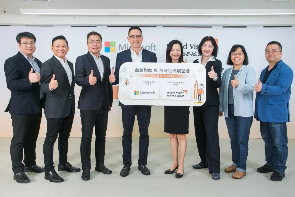 台灣微軟攜手與台灣世界展望會啟動數位轉型合作合照