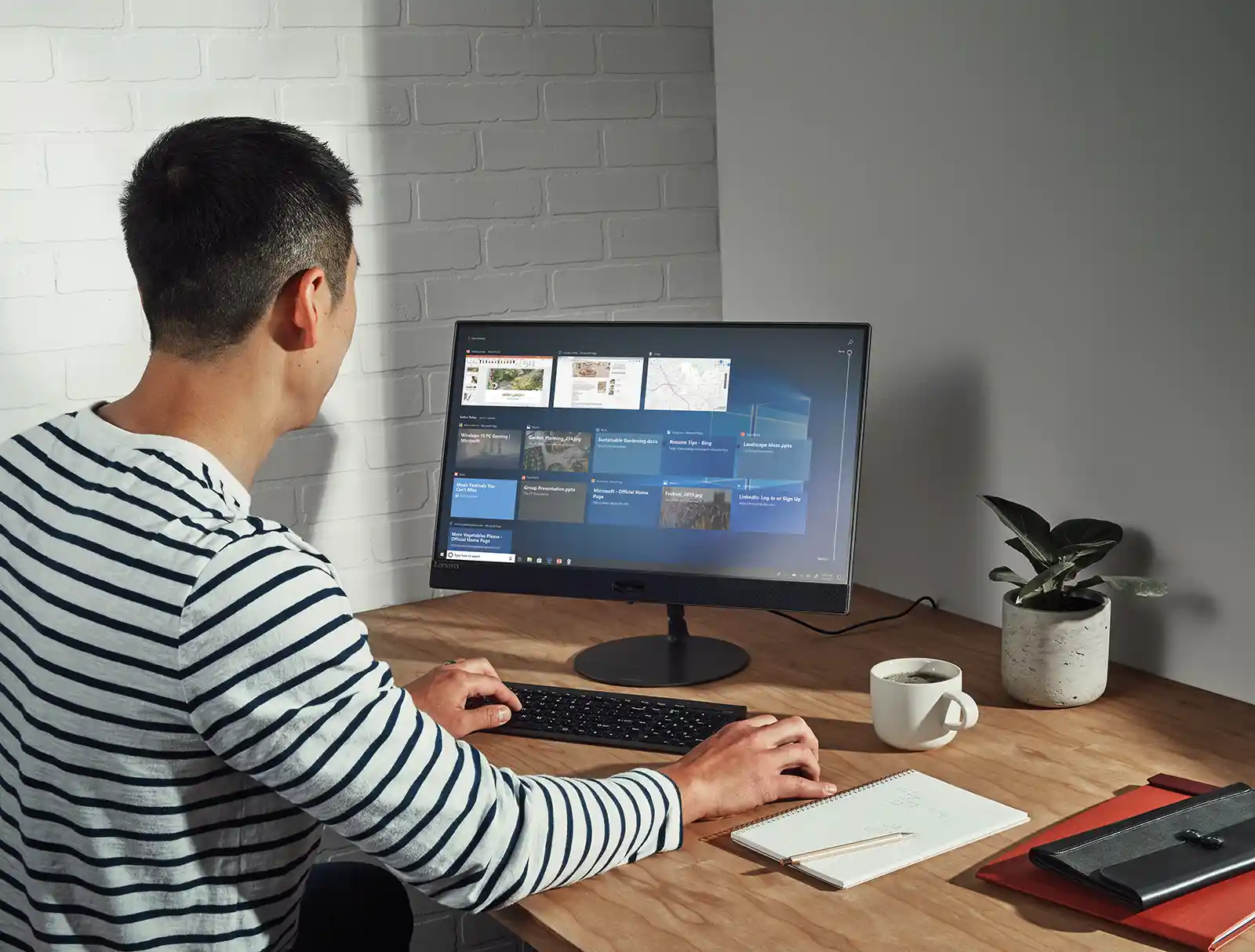 一位男士操作著 Windows 作業系統