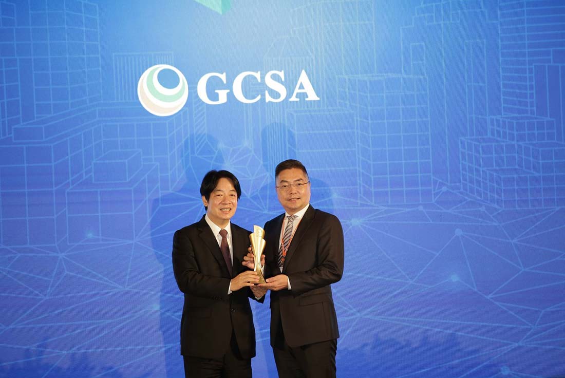 一張由微軟全球助理法務長暨台灣微軟公共暨法律事務部總經理施立成代表台灣微軟獲頒 GCSA 獎項的照片
