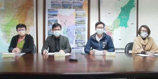 一張含有透過 Teams 遠端加入之高雄市市長陳其邁及高雄市政府教育局政府官員的照片