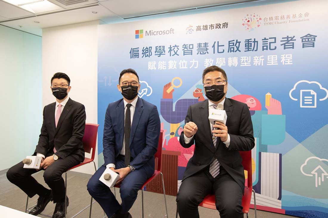 一張含有台灣微軟公共業務事業群總經理潘先國、台灣微軟總經理孫基康及微軟全球助理法務長及台灣微軟公共暨法律事務部總經理施立成的合影