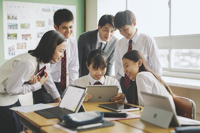 微軟 Surface Go 3 教育方案搭載老師、學生最熟悉、最先進的 Windows 11 作業系統，藉由 Microsoft 365 A1 for Education 與無限制 OneDrive 雲端儲存空間有效達成科技自主輔助與混合學習，同時支援離線版 Office， 即使身處無網路環境，學生回家後仍能不受阻礙使用教育資源或完成作業