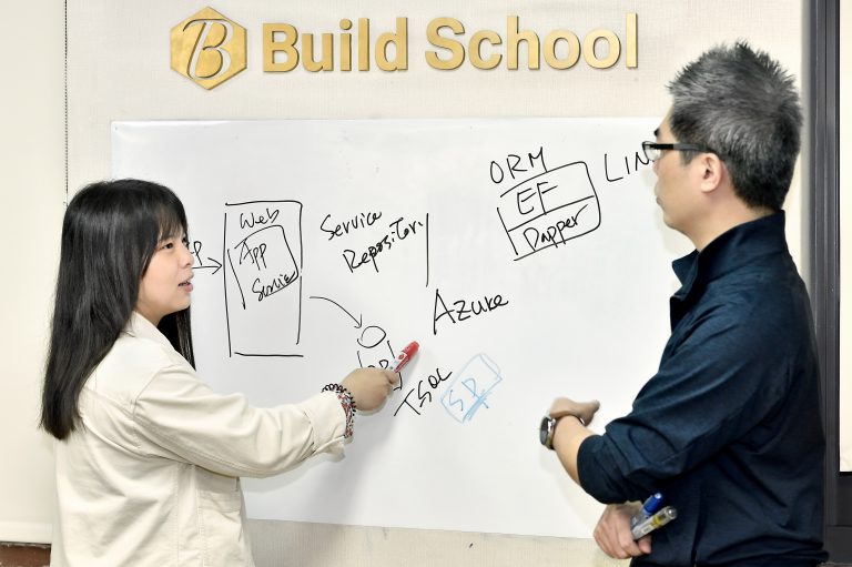 Build School 講師上課時的照片
